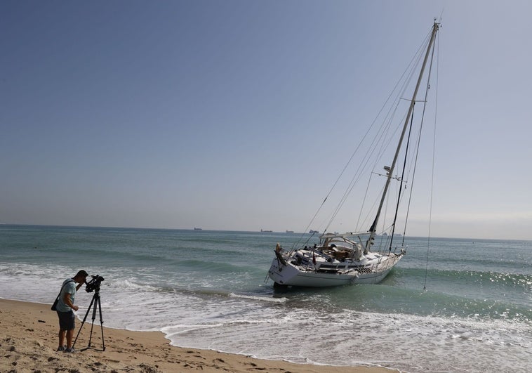 El velero varado en la playa de la Garrofera.