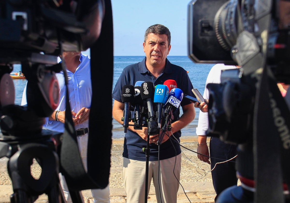 El president de la Generalitat, Mazón, en el Club Náutico de Villajoyosa.