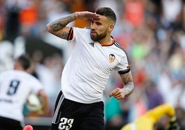 Otamendi durante su etapa en el Valencia.