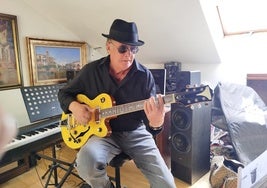 Francisco puntea la guitarra en el estudio que tiene en su casa de Godella.