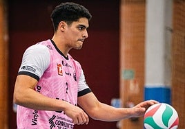 Kayque Calazans se prepara para hacer un saque.