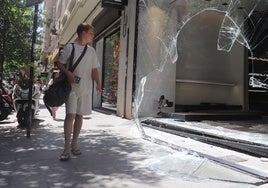 La banda de aluniceros empotró el vehículo contra el escaparate de esta conocida tienda de lujo del centro de Valencia.