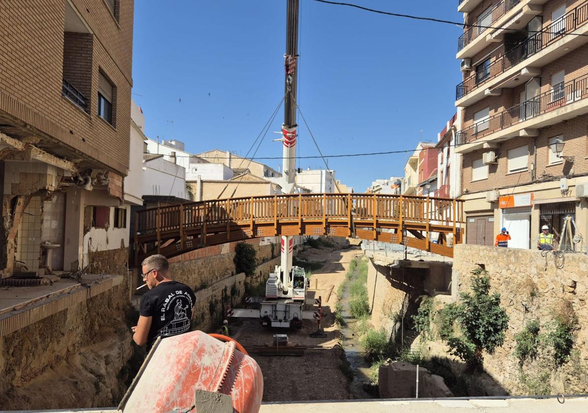 Colocación de la pasarela peatonal de madera.