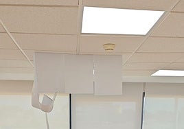 Una mesa en un juzgado atiborrada de expedientes.