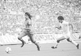 Imagen icónica de Kempes con la Senyera del Valencia.