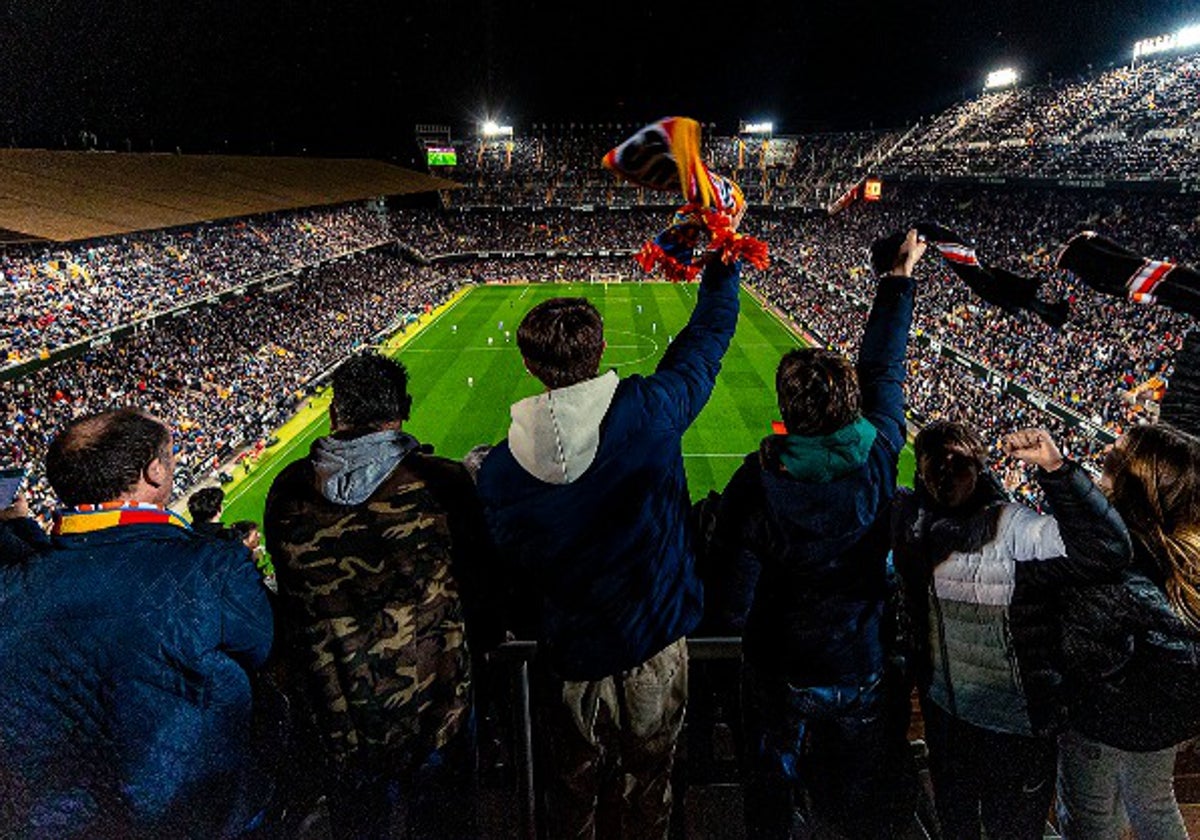 La afición valencianista animando en Mestalla.