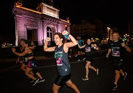 Los corredores pasan por la Porta del Mar, en la edición de 2024