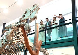 La alcaldesa de Valencia (la segunda por la derecha) recorre las instalaciones renovadas del Paleontològic.