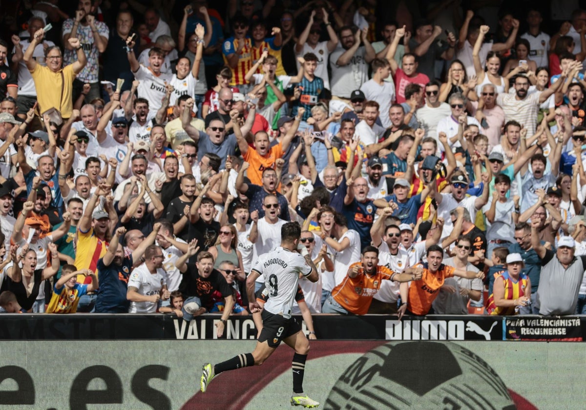 Hugo Duro celebra un gol en Mestalla.