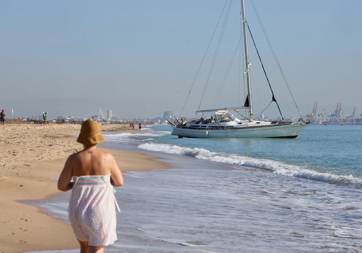 El dueño del velero encallado en El Saler denuncia el extravío ante la Guardia Civil