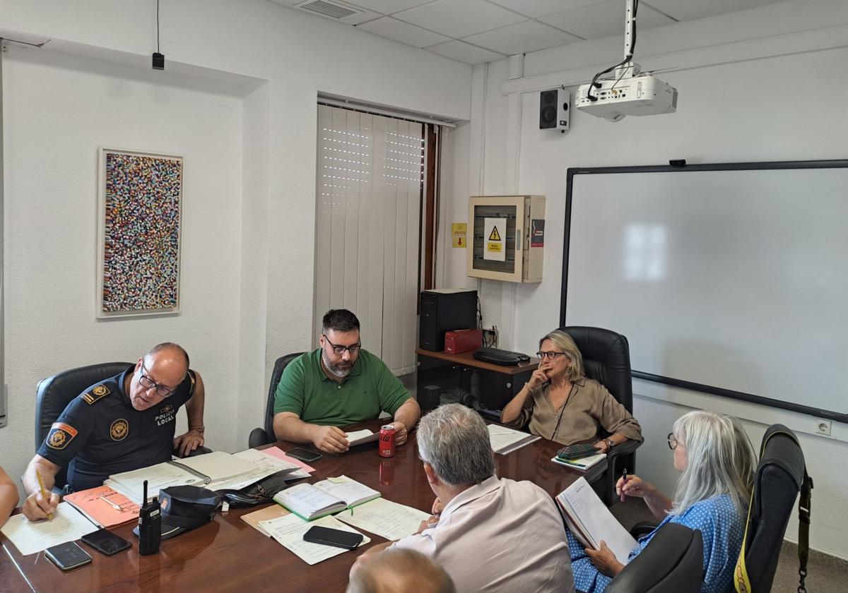La alcaldesa Vervedío en la mesa de trabajo.
