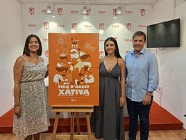 El alcalde, junto a la Reina de la Fira 2025, Irene Díez, y la concejala de Fiestas, en al presentación de las fiestas.