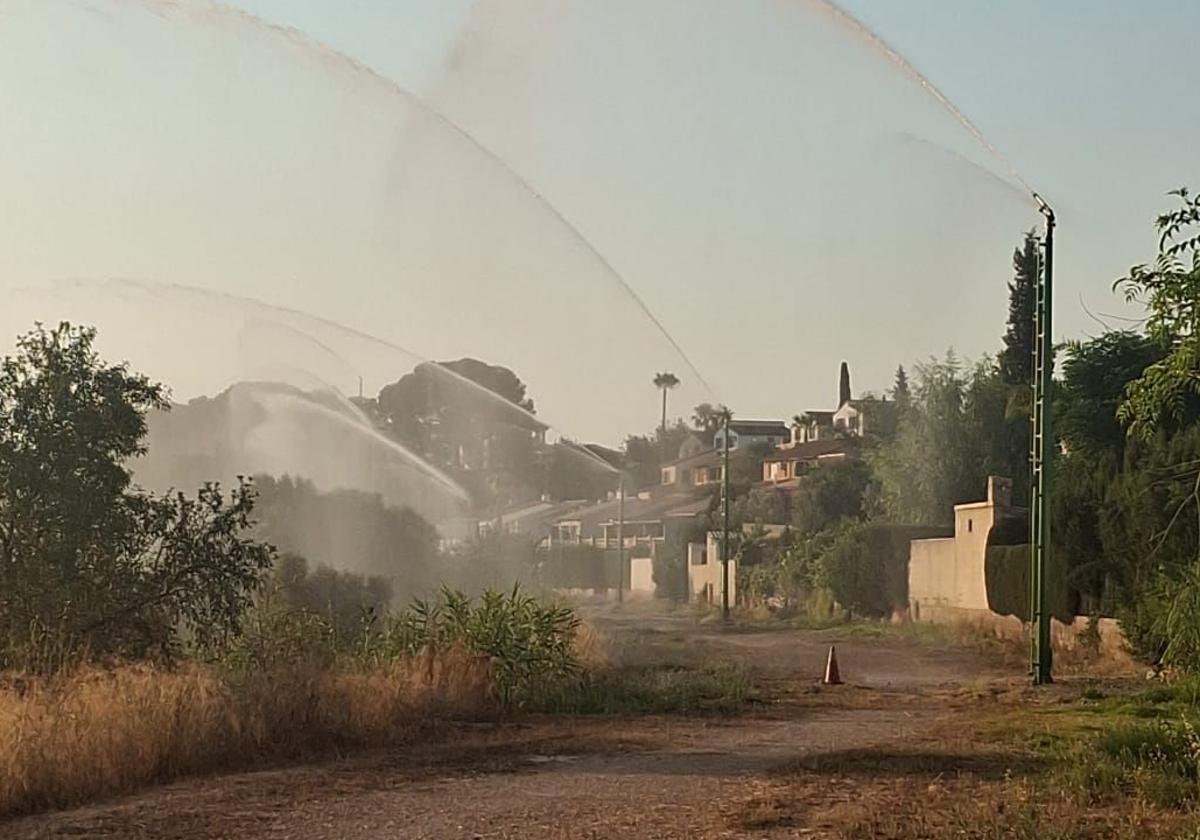 Cañones de agua junto a una urbanización en Riba-roja.
