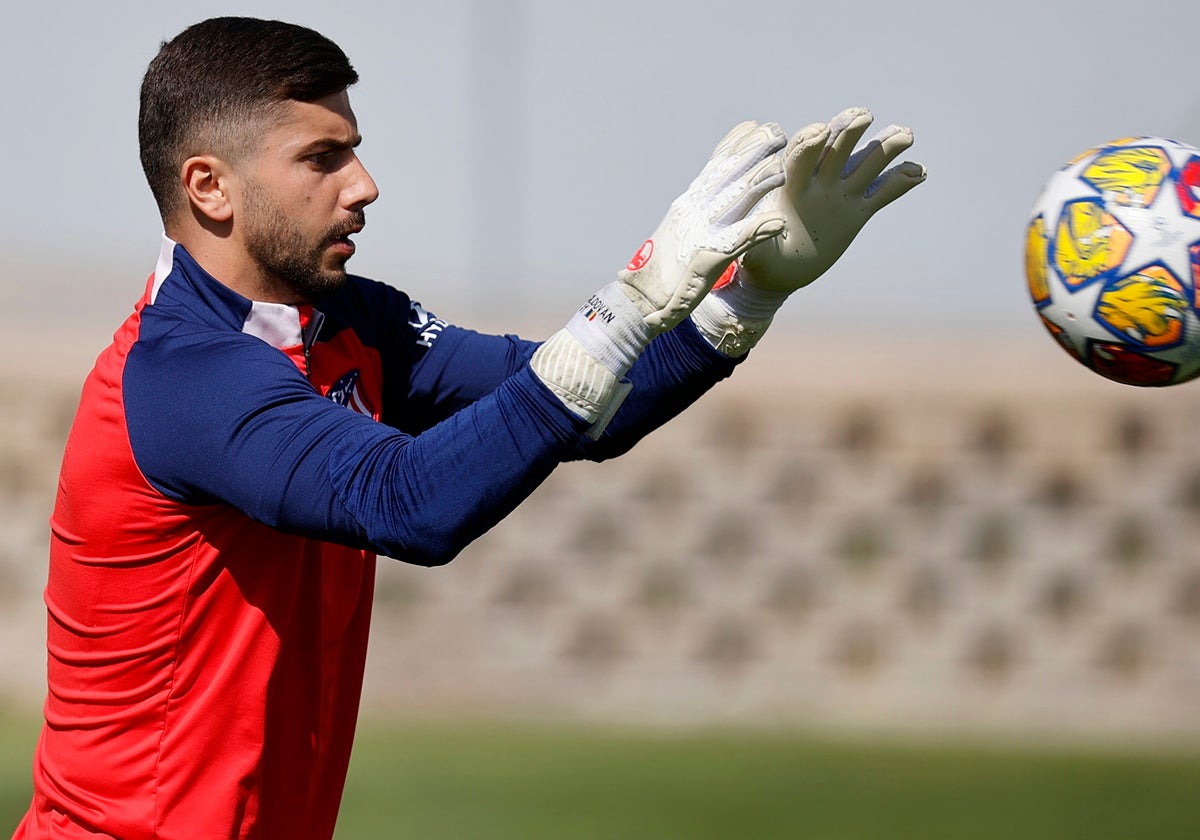 Moldovan entrenando con el Atlético de Madrid.