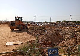 Solar de acopio de escombros en Paiporta este jueves.