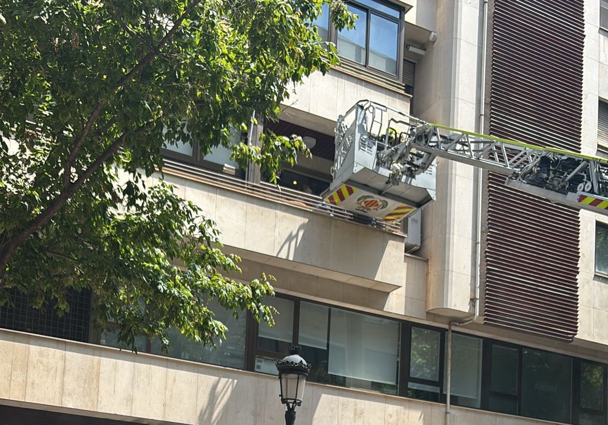 Rescate de vecinos mediante la cesta de la escalera en altura, este jueves.
