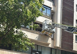 Rescate de vecinos mediante la cesta de la escalera en altura, este jueves.