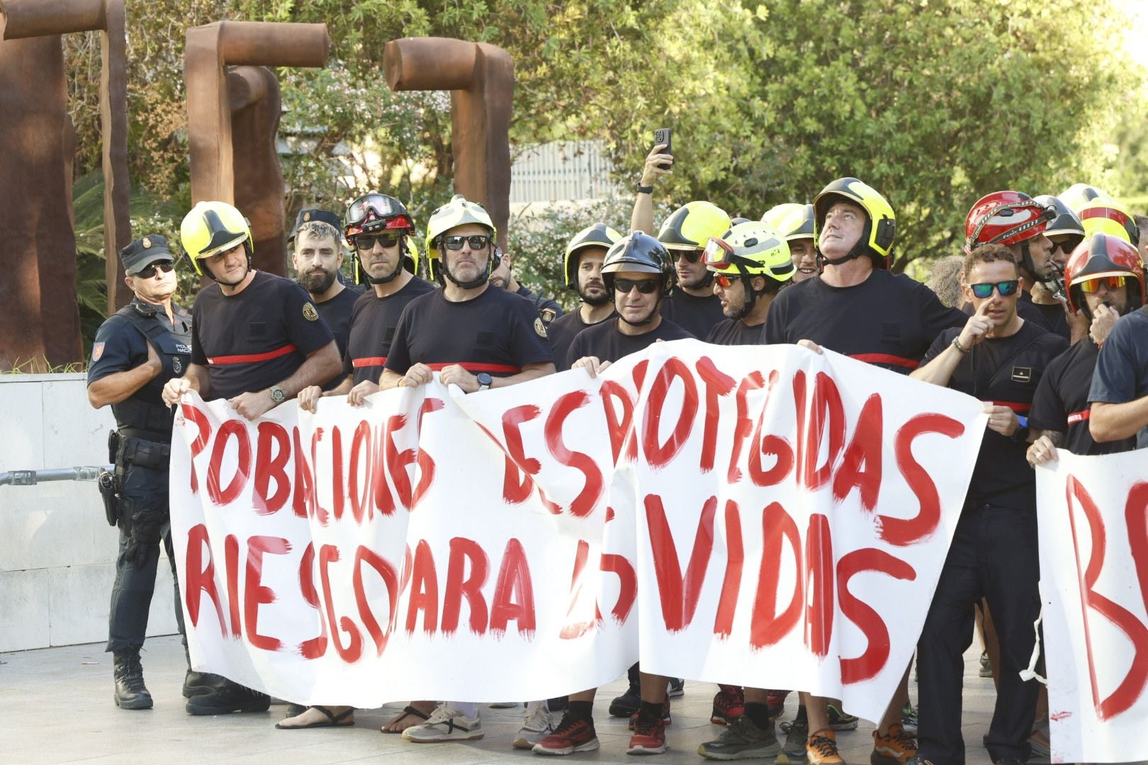 Protesta de bomberos en la Ciudad de la Justicia antes de la llegada de Mompó