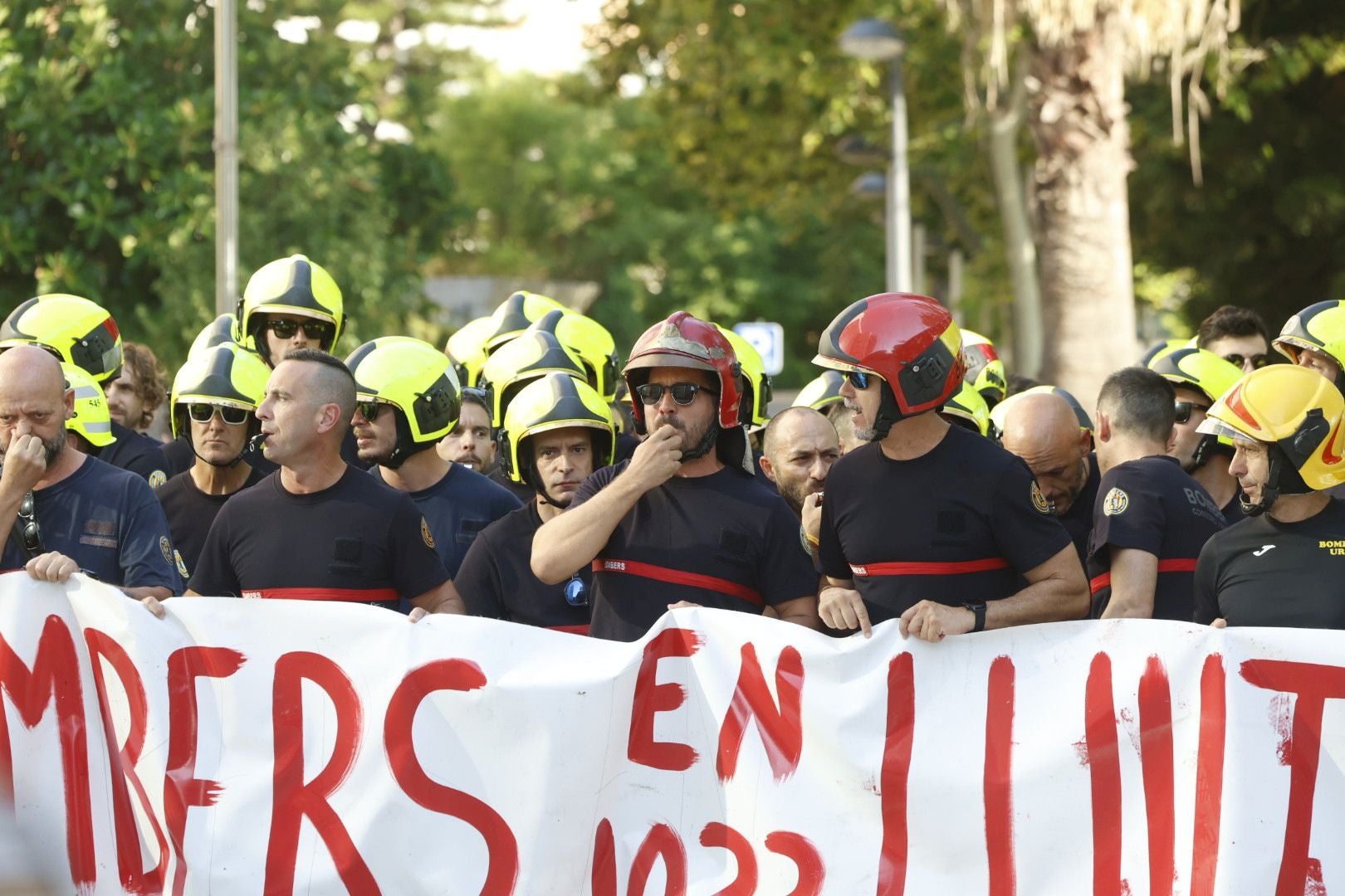 Protesta de bomberos en la Ciudad de la Justicia antes de la llegada de Mompó