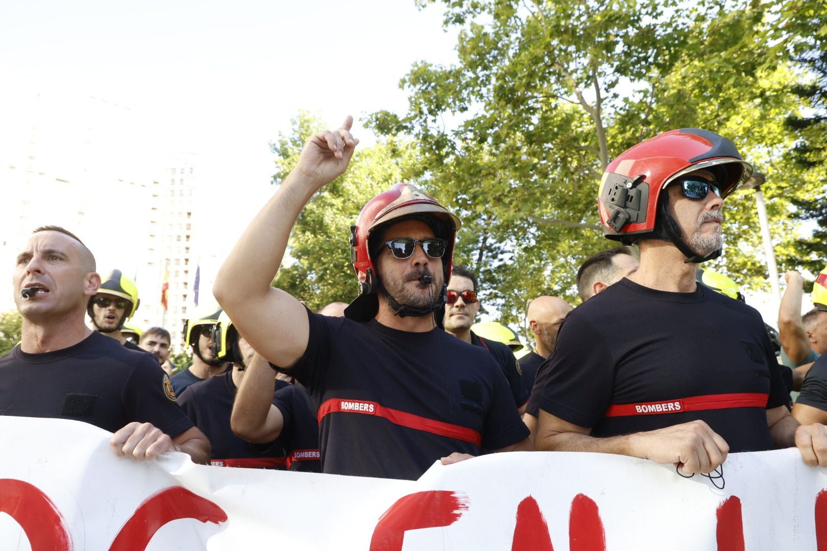 Protesta de bomberos en la Ciudad de la Justicia antes de la llegada de Mompó