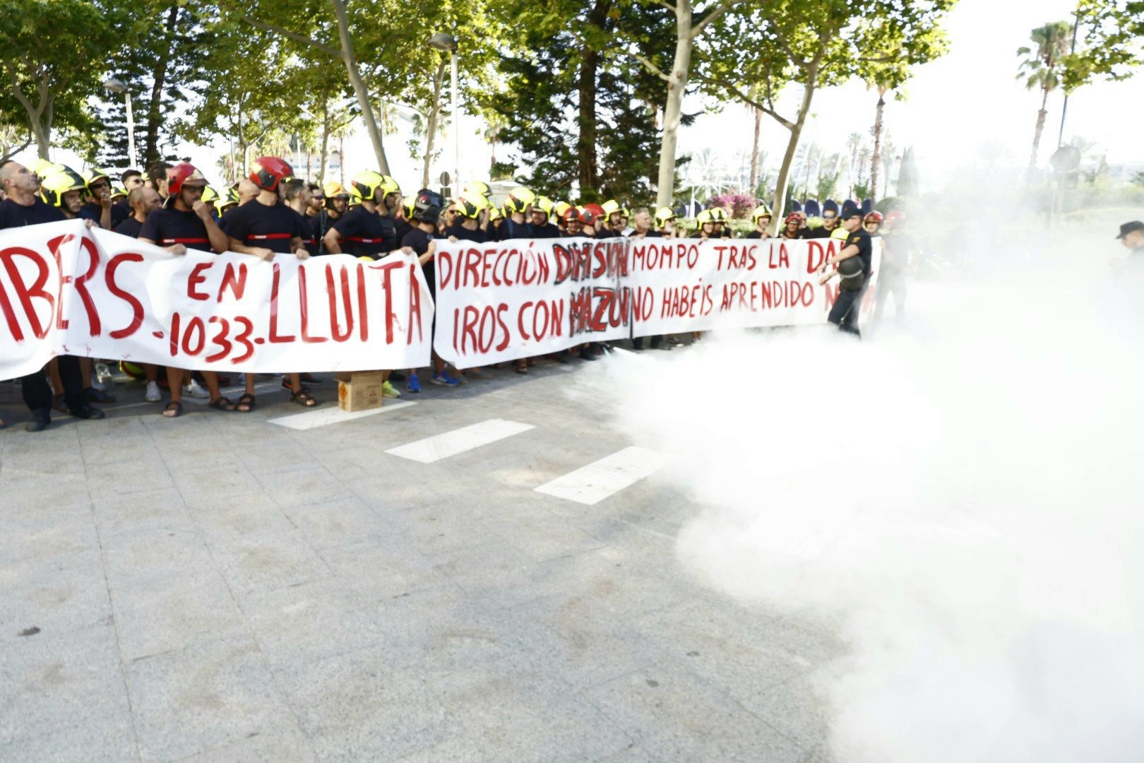 Protesta de bomberos en la Ciudad de la Justicia antes de la llegada de Mompó