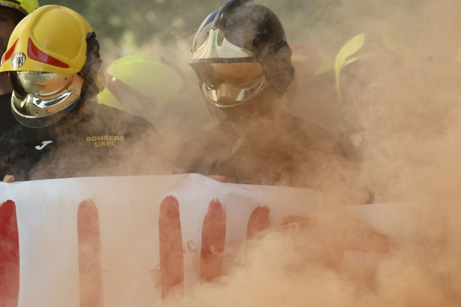 Protesta de bomberos en la Ciudad de la Justicia antes de la llegada de Mompó