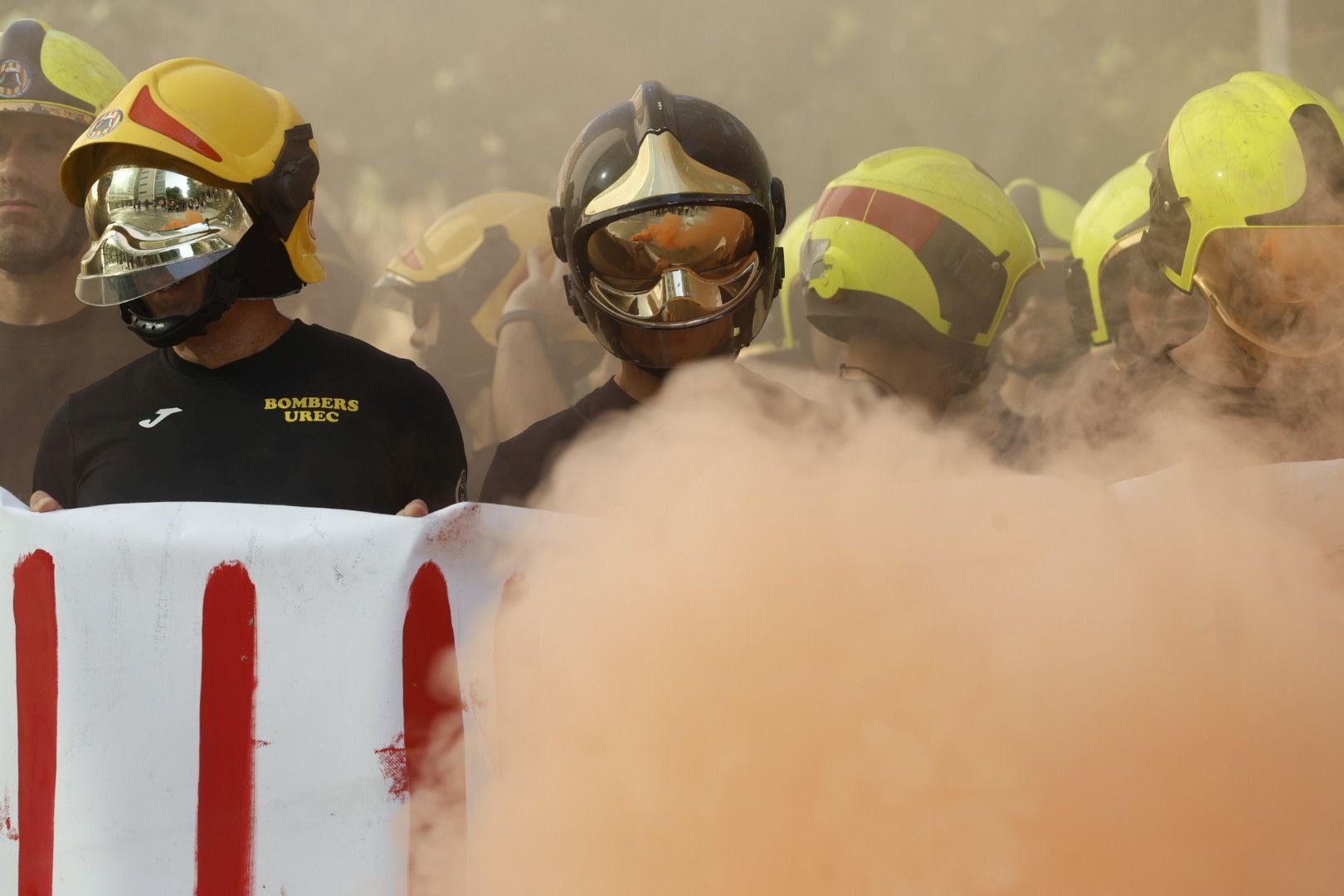 Protesta de bomberos en la Ciudad de la Justicia antes de la llegada de Mompó