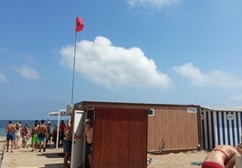 Bandera roja en una de las playas cerradas en Dénia este martes.