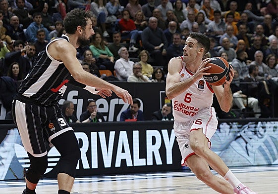 Juan Arostegui driblando a un rival.