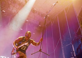 Kele Okereke, vocalista de 'Bloc party', durante la actuación de la banda británica anoche en el FIB.