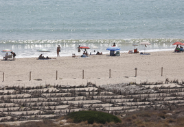 Bañistas en la playa de la Garrofera de Valencia.
