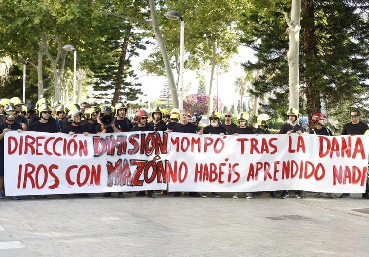 Protesta de bomberos este jueves antes de la llegada de Mompó.