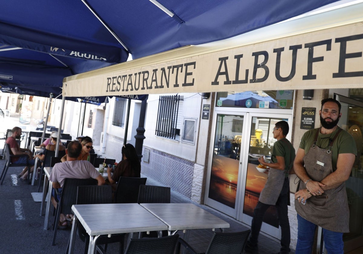 Uno de los restaurantes de El Palmar en pleno servicio en estos días de verano.