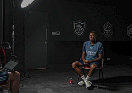 La imagen de la polémica, Mosquera posa como 'gunner'