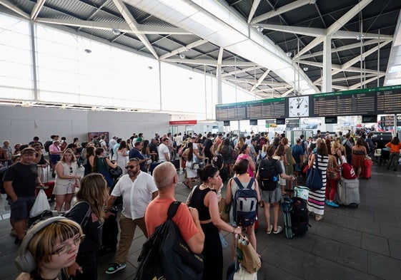 Pasajeros aguardan en el vestíbulo de la estación Joaquín Sorolla, que también se encuentra en obras.