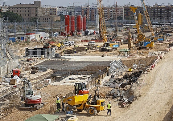 Amplio despliegue de maquinaria en las obras del canal de acceso.