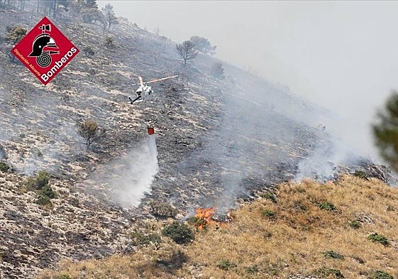 Emergencias aconseja a los vecinos cerrar puertas y ventanas y permanecer en casa en Ibi y Alcoi por el humo del incendio