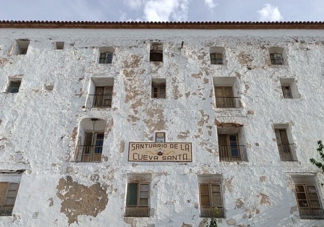 Fachada del Santuario que pertenece a la Ruta del Grial.