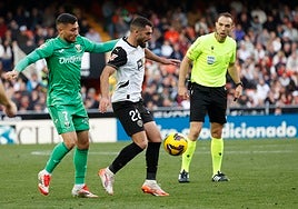 Luis Rioja disputa un balón con Óscar Rodríguez, la temporada pasada.