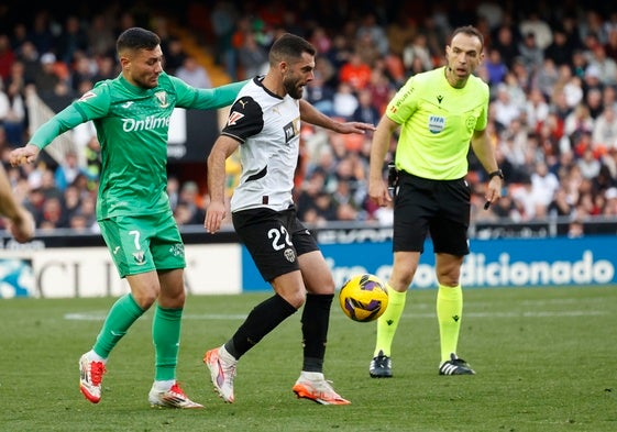 Luis Rioja disputa un balón con Óscar Rodríguez, la temporada pasada.