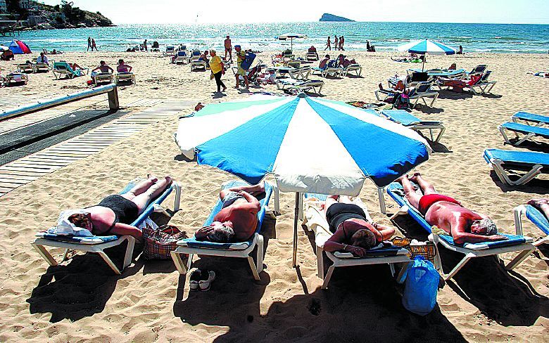 Turistas tomando el sol en una playa del Mediterráneo