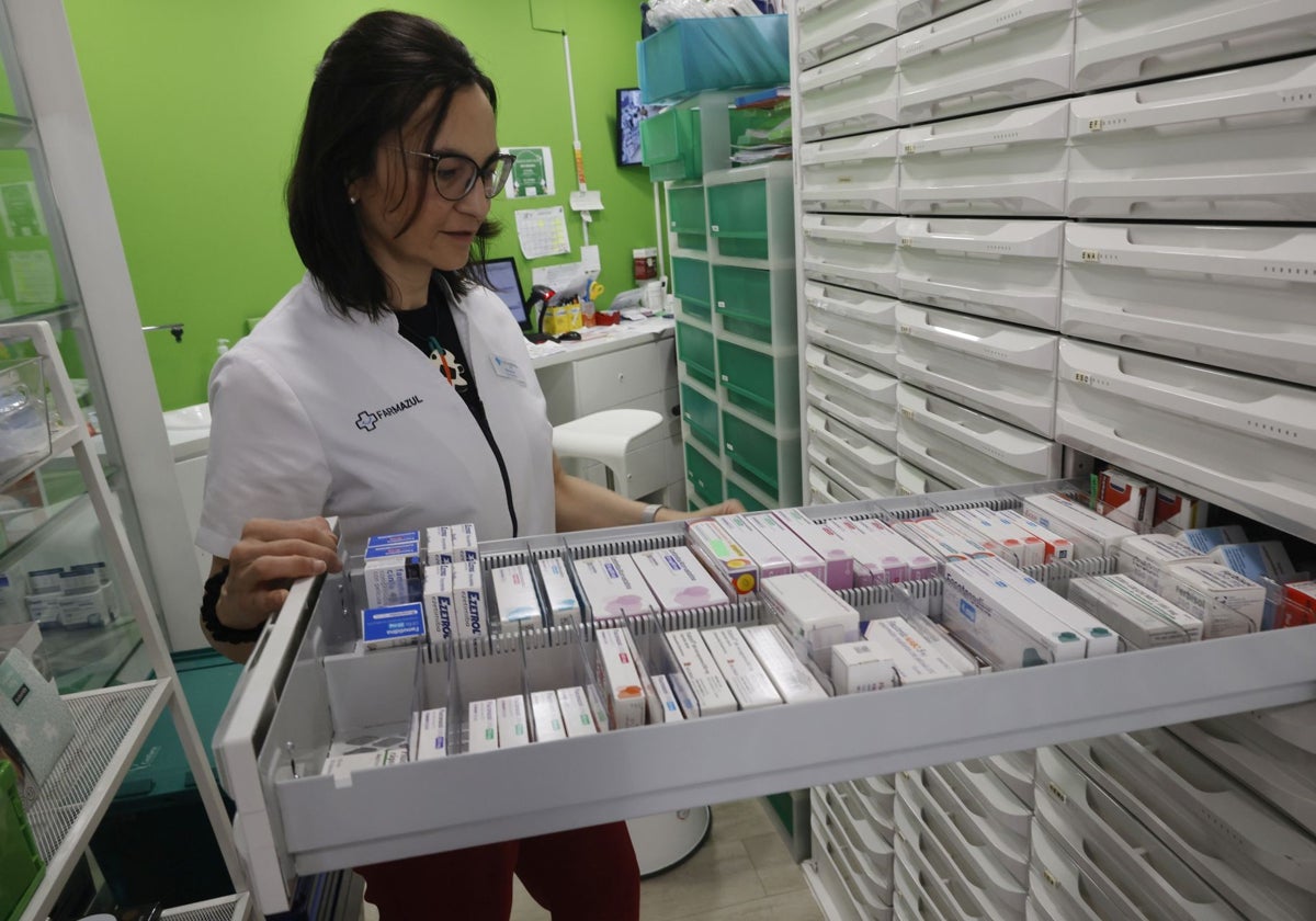 Una farmacéutica busca una medicina.