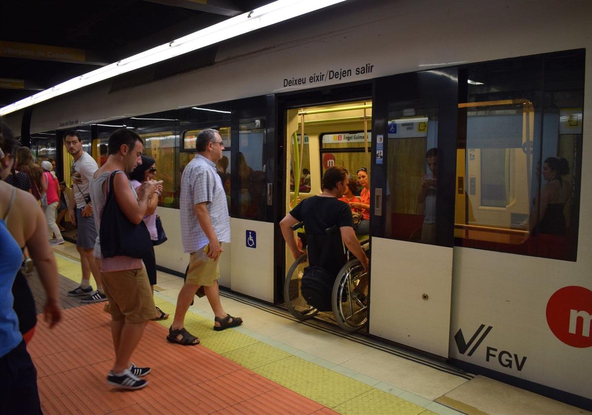 Usuarios subiendo a un tren de Metrovalencia en una imagen de archivo.
