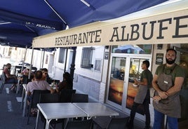 Uno de los restaurantes de El Palmar en pleno servicio en estos días de verano.