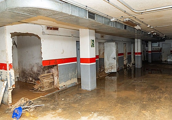 Destrozos en el interior del aparcamiento de La Torre.
