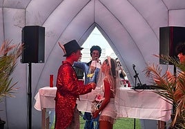 Pablo y Helena, una pareja de festivaleros, dándose el 'sí quiero' en el Zevra