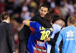 Ballesteros y Luis García celebran la salvación en la temporada 2010-11