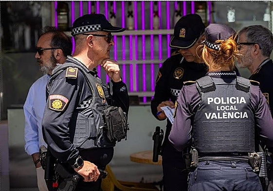Agentes de la Policía Local en la Marina de Valencia.