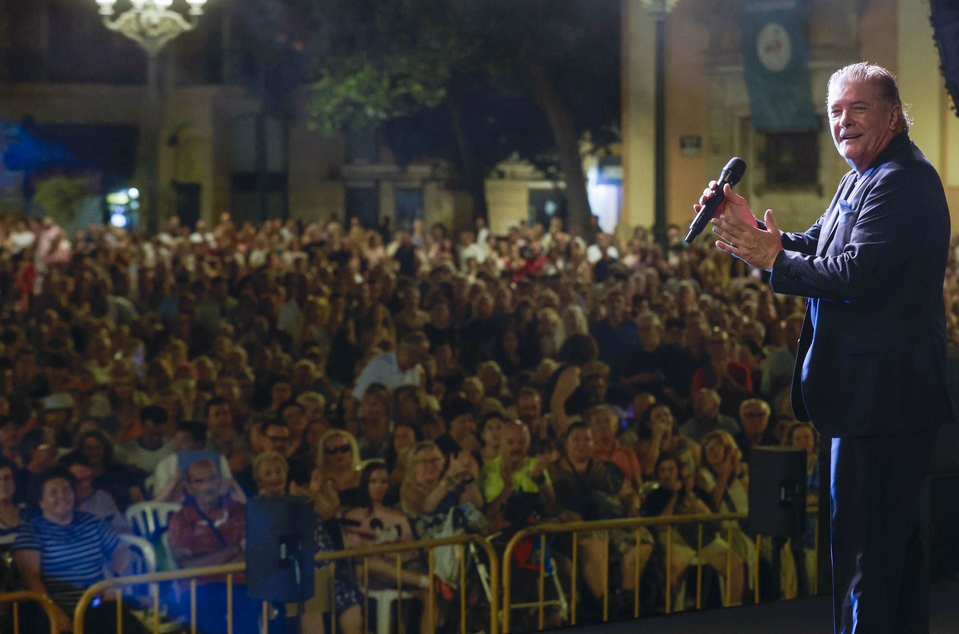 Francisco vuelve a los escenarios con un concierto en una plaza de la Virgen