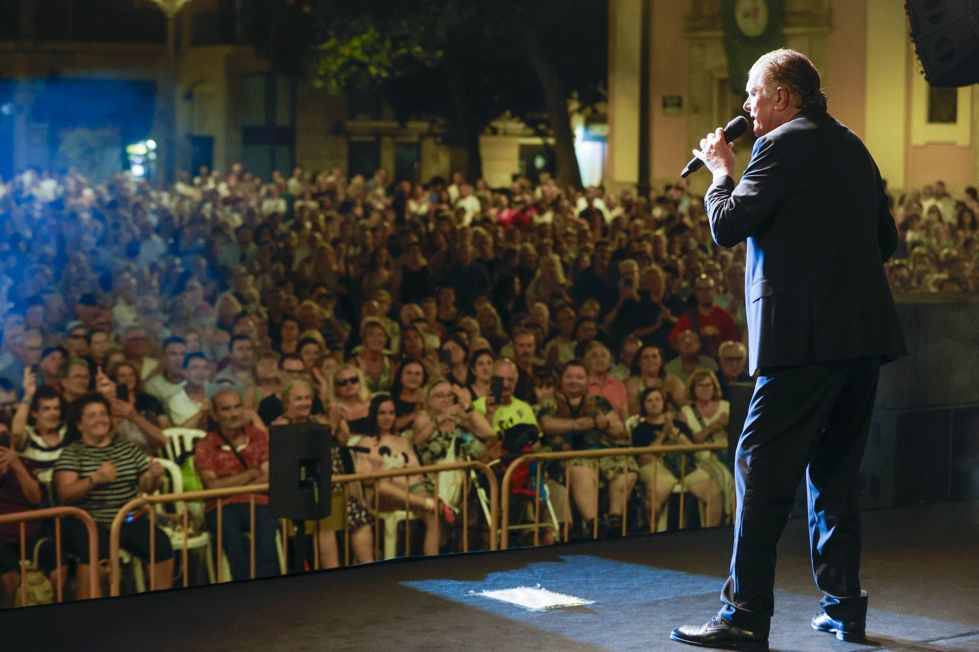 Francisco vuelve a los escenarios con un concierto en una plaza de la Virgen